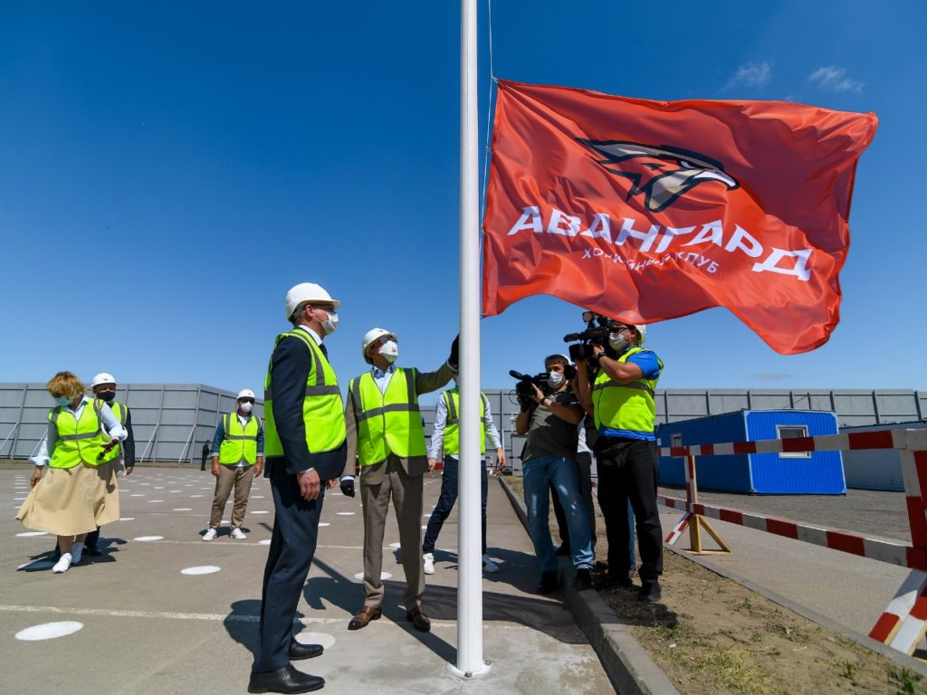 Флаг «Авангарда» установлен на стройплощадке «Арены Омск»